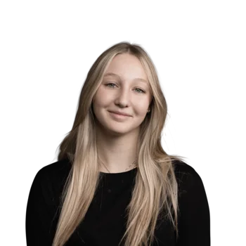 Andrea Untermarzoner | Senior Content Manager Porträt einer jungen Frau mit langem blondem Haar und schwarzem Oberteil