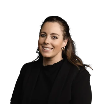 Valentina Bisignani | Front Office Porträt einer lächelnden Frau mit braunen Haaren und schwarzem Blazer vor weißem Hintergrund