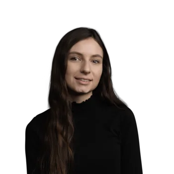 Nadia Rabanser | Social Media Content Creator Porträt einer jungen Frau mit langen braunen Haaren und schwarzem Pullover