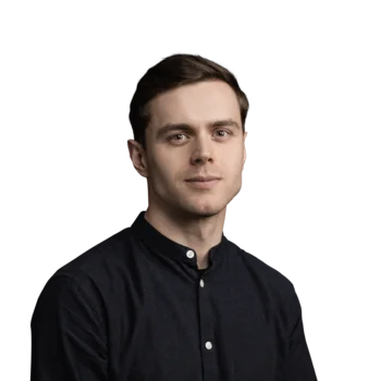 Fjorelo Habibaj | Product Designer (UX/UI) Porträt eines jungen Mannes mit dunklem Hemd vor weißem Hintergrund