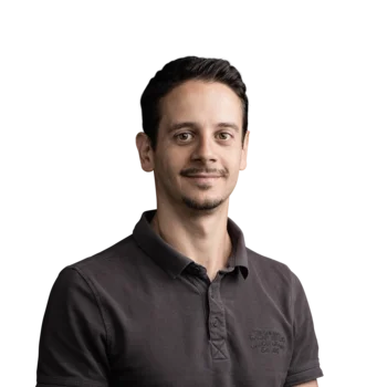 Giuseppe Parisi | Lead SEO Porträt eines lächelnden Mannes mit dunkelbraunem Haar und schwarzem Poloshirt