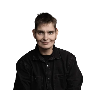 Simon Guichard | Team Support Person mit kurzem Haar und schwarzer Jacke lächelt frontal in die Kamera