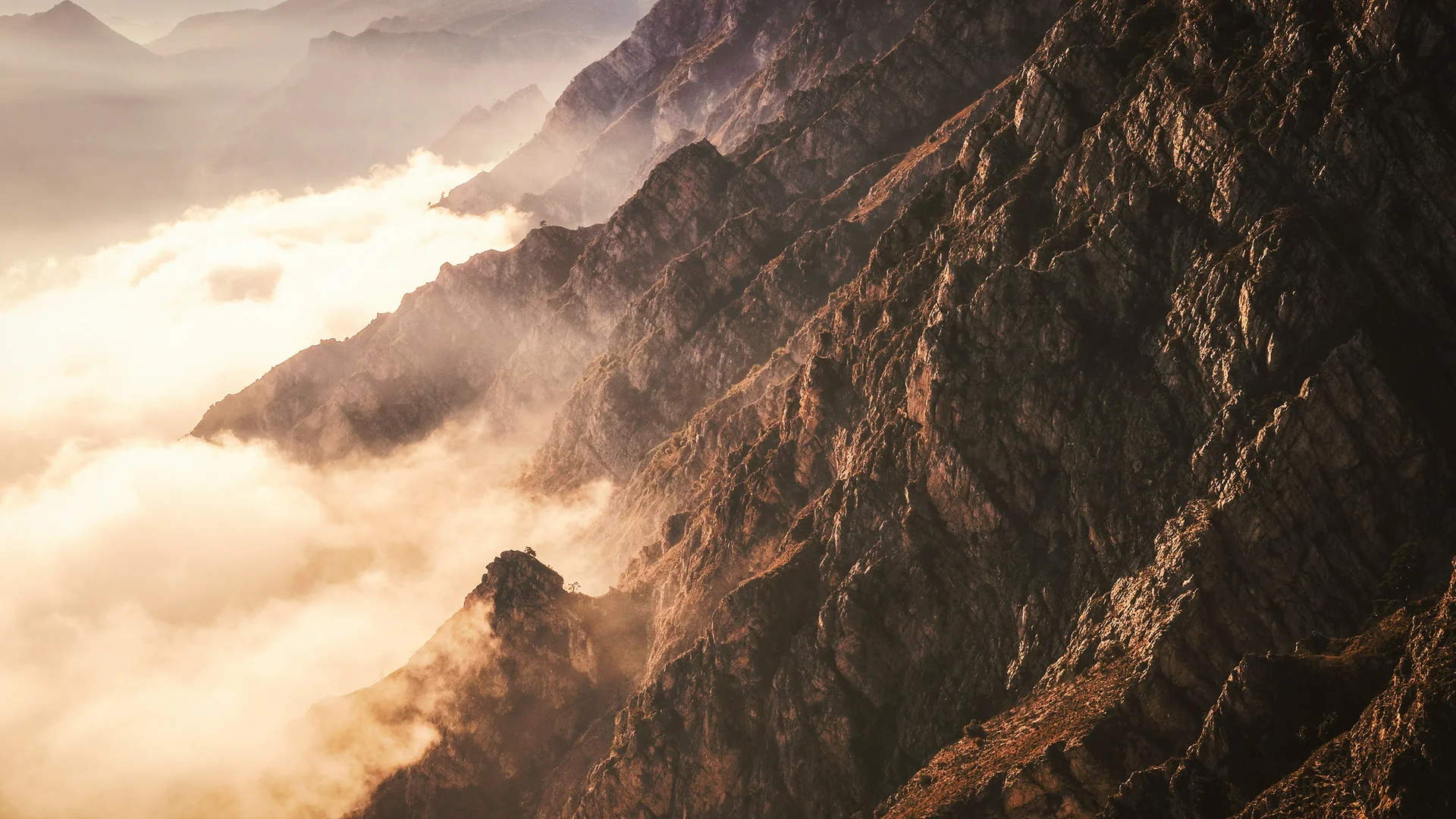 Brandnamic: Hotellösungen von Hospitality-Experten Bergkette mit Nebel und Sonnenlicht im Tal