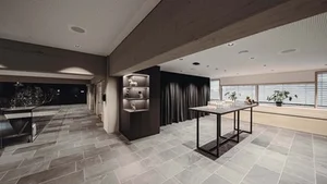 Brandnamic: Hotellösungen von Hospitality-Experten Moderner Raum mit Tischen, Fenstern und Regalen mit Dekoration