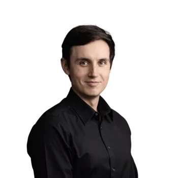 Markus Oberhofer | Lead IT and Real Estate Porträt eines jungen Mannes mit schwarzem Hemd vor weißem Hintergrund