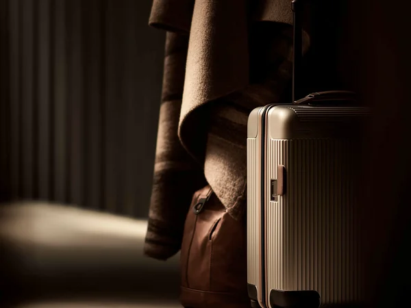Hotelberatung: Experten für die Hospitalitybranche Reisekoffer und Ledertasche neben einer gehängten Jacke bei schwachem Licht