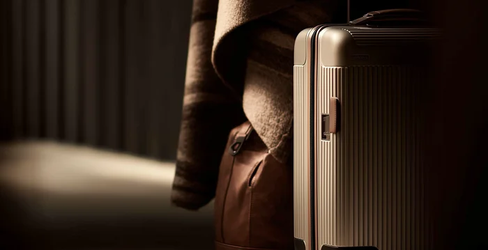 Hotelberatung: Experten für die Hospitalitybranche Reisekoffer und Ledertasche neben einer gehängten Jacke bei schwachem Licht