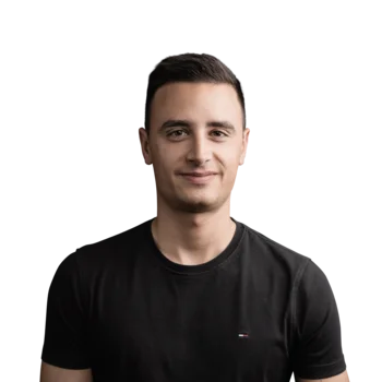 Georg Erschbamer | Product Designer (UX/UI) Junger Mann mit kurzem dunklem Haar, schwarzem T-Shirt vor weißem Hintergrund