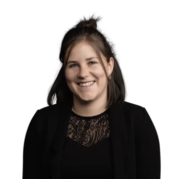 Marion Obrist | Customer Success Manager Junge Frau mit schwarzen Haaren und schwarzer Spitzenbluse lächelt freundlich