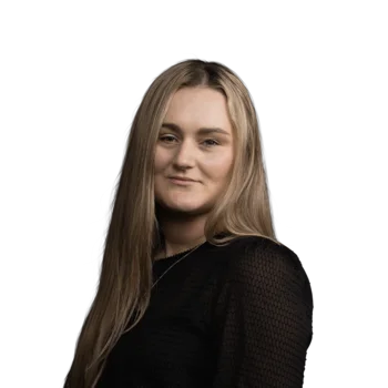 Janine Gufler | Junior Media Planner Porträt einer Frau mit langen blonden Haaren und schwarzem Oberteil vor weißem Hintergrund