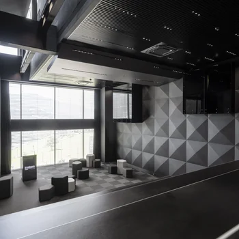 Seminarraum in Südtirol zum Mieten gesucht? Der Brandnamic Campus ist ideal Modernes Auditorium mit geometrischen Wänden und flexiblen Sitzmöglichkeiten