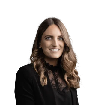 Nora Schmidt | Product Manager Academy Porträt einer lächelnden Frau mit welligen Haaren vor weißem Hintergrund