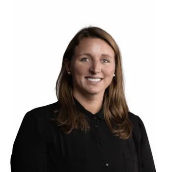 Josephine Jais-Münch | Social Media Ads Manager Frau mit braunen Haaren und schwarzem Hemd lächelt vor weißem Hintergrund