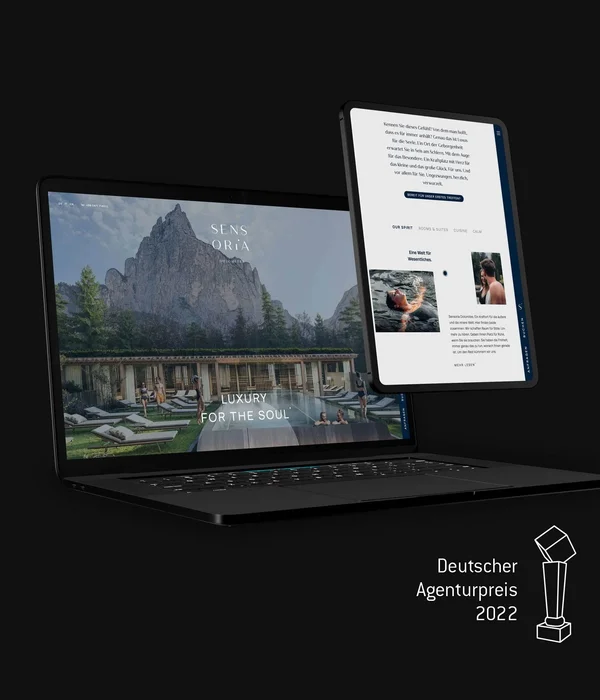 Erfolgreiches Marketing aus Brixen Laptop und Tablet mit Sensoria Dolomites Webseite und Deutscher Agenturpreis 2022 Symbol