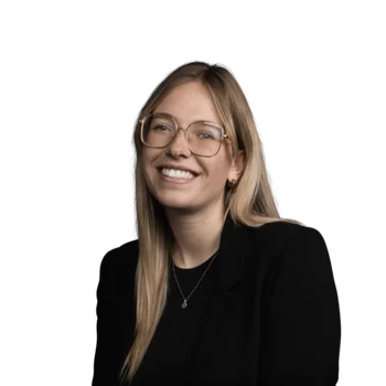 Hannah Kirchler | Customer Success Manager junge frau mit langen blonden haaren und brille lächelt