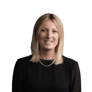 Kathia Grüner | Lead Content Management Porträt einer lächelnden Frau mit blonden Haaren und schwarzem Oberteil