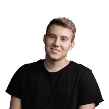 Mattia Finke | Tracking Manager Junger Mann mit kurzem blondem Haar und schwarzem T-Shirt lächelnd vor weißem Hintergrund