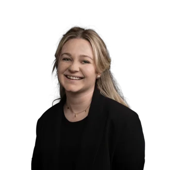 Nora Pramstaller | Customer Success Manager Porträt einer lächelnden jungen Frau mit blonden Haaren und schwarzem Blazer