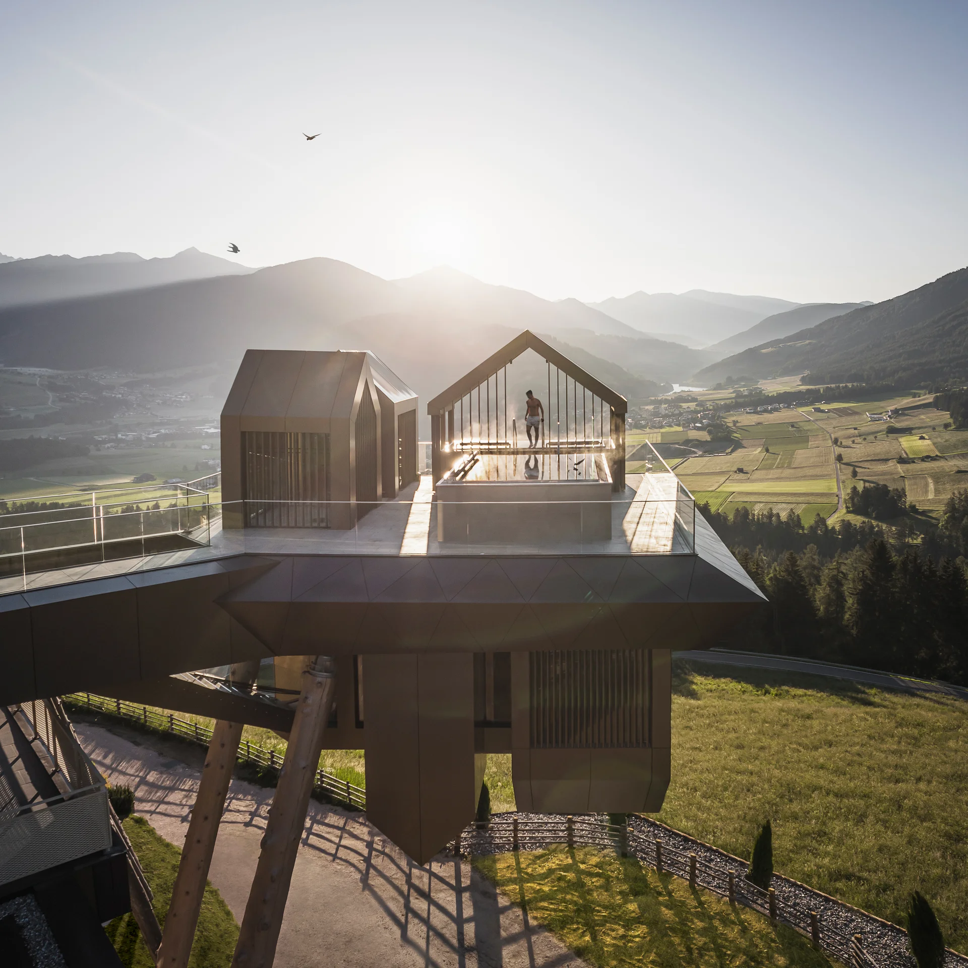 Eine Website mit Stil – made by Brandnamic Moderne Plattform mit Pool und Blick auf Berge und Tal bei Sonnenuntergang