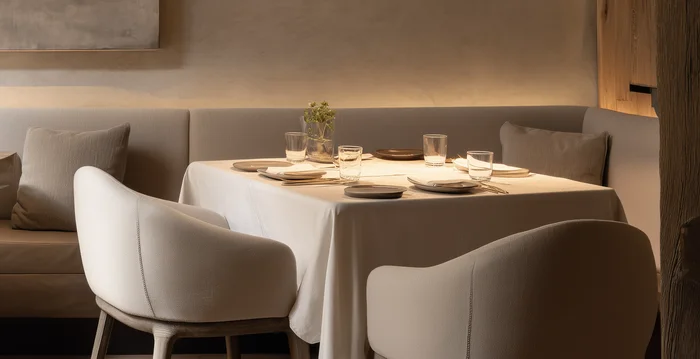 Hotelberatung: Experten für die Hospitalitybranche Gemütlicher Essbereich mit Tisch, Stühlen und warmem Licht