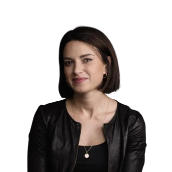 Martina Prota | Product Manager Porträt einer lächelnden Frau mit kurzen dunklen Haaren und schwarzer Lederjacke