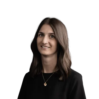 Simone Rauch | Customer Success Manager Porträt einer lächelnden Frau mit braunen Haaren vor weißem Hintergrund