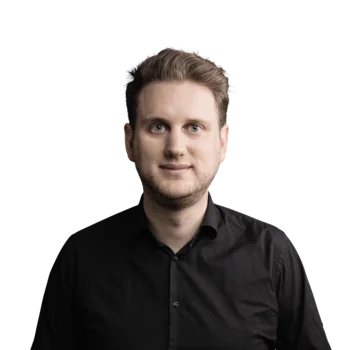 Thomas Stein | Senior Consultant Junger Mann mit blondem Haar und schwarzem Hemd vor weißem Hintergrund