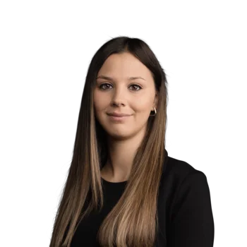 Verena Rainer | Customer Success Manager Porträt einer jungen Frau mit braunen Haaren und schwarzem Oberteil vor weißem Hintergrund