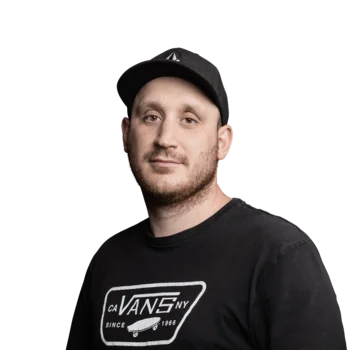 Federico Garbellini | Senior Web Developer Porträt eines Mannes mit schwarzem T-Shirt und schwarzer Mütze vor weißem Hintergrund