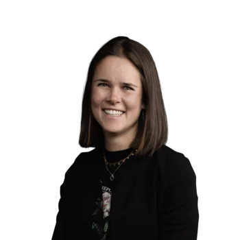 Sonia Chizzali | Corporate Marketing Manager Porträt einer lächelnden jungen Frau mit mittellangen braunen Haaren