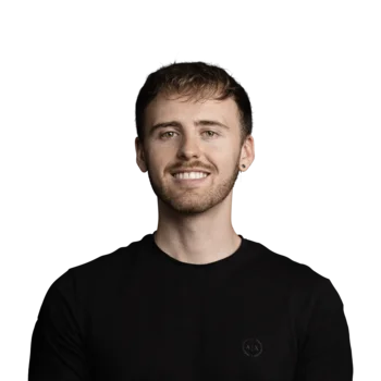 Tobias Stenico | Lead Product Management Brandnamic Hospitality Apps Junger Mann mit kurzem braunem Haar und schwarzem T-Shirt lächelt vor weißem Hintergrund