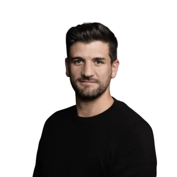 Gernot Hasler | Visual Communication Designer Porträt eines Mannes mit schwarzem Pullover vor weißem Hintergrund