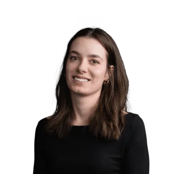 Sophie Bachmann | Senior Copywriter & Translator Porträt einer lächelnden jungen Frau mit braunen Haaren und schwarzem Oberteil