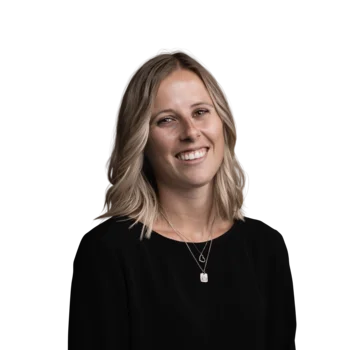 Vera Nussbaumer | Project Planner Junge Frau mit mittellangem blondem Haar und schwarzem Oberteil lächelt