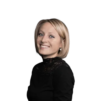 Annalena Clementi | Accounting & Administration Porträt einer lächelnden Frau mit kurzem blonden Haar und schwarzem Top