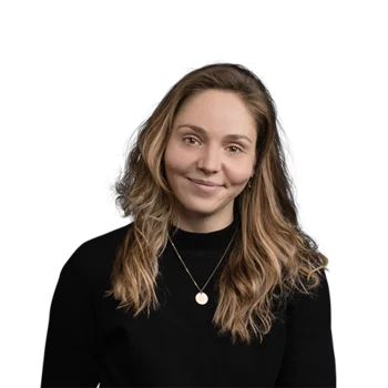 Lorena Mair | Customer Success Manager Junge Frau mit langen blonden Haaren und schwarzem Pullover lächelt freundlich