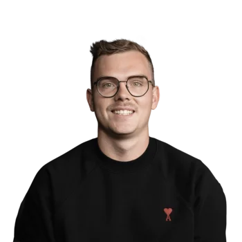 Jonas Sparber | Social Media Ads Manager Junger Mann mit Brille und schwarzem Pullover lächelt in Kamera
