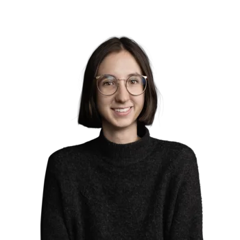 Isabel Zorzi | Customer Success Manager Porträt einer lächelnden jungen Frau mit kurzen dunklen Haaren und Brille