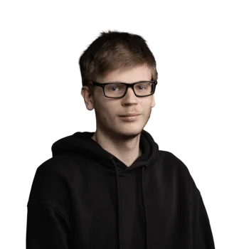 Markus Mair | Web Developer Junger Mann mit Brille und schwarzem Kapuzenpullover vor weißem Hintergrund