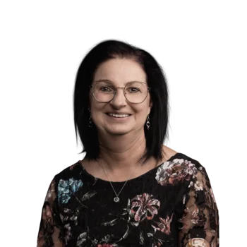 Dorothea Zelger | Campus Support Porträt einer lächelnden Frau mit Brille und schwarzem, floralen Oberteil