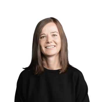 Anita Hofer | Campus Support Lächelnde Frau mit schulterlangem braunem Haar und schwarzem Pullover vor weißem Hintergrund