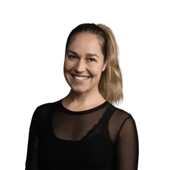 Nathalie Dissertori | Controller Lächelnde Frau mit Pferdeschwanz trägt schwarzes durchsichtiges Oberteil