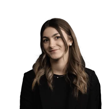 Victoria Priller | Media Planner Porträt einer jungen Frau mit braunen Haaren und schwarzem Outfit