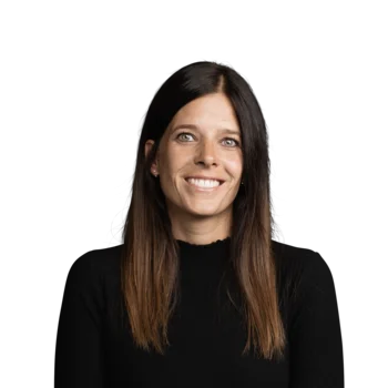 Sarah Kritzinger | Campus Support Porträt einer lächelnden Frau mit langem dunklem Haar