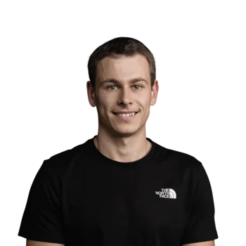 Simon Raffeiner | Customer Success Manager Porträt eines lächelnden Mannes mit schwarzem The North Face T-Shirt