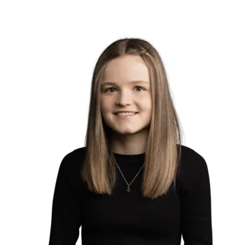 Petra Augschöll | Media Planner Porträt einer jungen Frau mit langen braunen Haaren und schwarzem Pullover