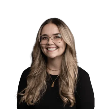 Sarah Mitterrutzner | Senior Visual Communication Designer Lächelnde junge Frau mit langen blonden Haaren und Brille vor weißem Hintergrund