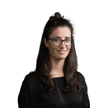 Anna Huber | Junior Visual Communication Designer Porträt einer lächelnden Frau mit Brille und langen braunen Haaren