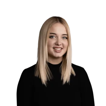 Karin Senn | Social Media Content Creator Porträt einer lächelnden blonden Frau mit schwarzem Pullover vor weißem Hintergrund