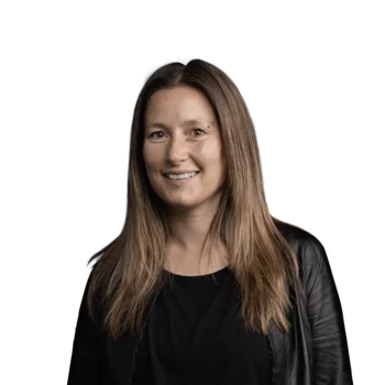 Claudia Supplieth | Customer Success Manager Porträt einer lächelnden Frau mit langen braunen Haaren und schwarzem Oberteil